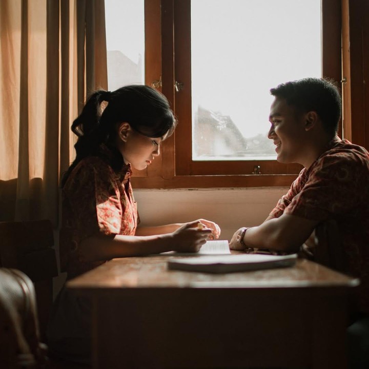 <p>Alya Rohali turut menuliskan komentar di unggahan <em>prewedding</em> anaknya. Bunda dua anak ini mengungkap rasa sayangnya untuk Namira dan calon suami. "Anak2ku yang aku sayangi dan banggakan," tulisnya. (Foto: Instagram @namiradjani)</p>