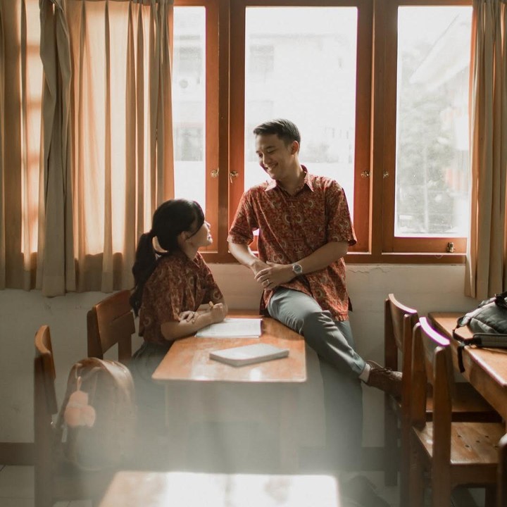 <p>Di <em>prewedding</em> ini, Namira dan Audi mengusung tema anak sekolahan. Pasangan ini tampaknya bertemu pertama kali saat duduk di bangku sekolah. "<em>chapter 1: where it all began</em>. Berawal dari bangku sekolah, berjanji untuk berdua selamanya," tulis Namira dalam unggahannya. (Foto: Instagram @namiradjani)</p>
