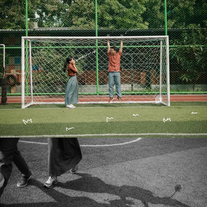 <p>Dalam potret yang dibagikan, Namira dan Audi kompak mengenakan baju batik sekolahan bernuansa warna merah dan celana abu-abu. Keduanya mengambil foto di dalam kelas dan lapangan olahraga. (Foto: Instagram @namiradjani)</p>