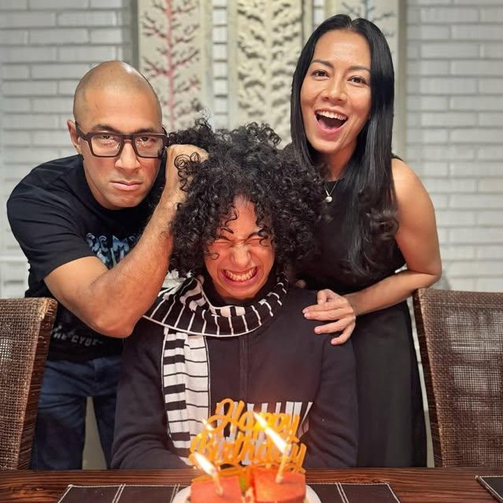 <p>Baru-baru ini, Dewi Lestari membagikan momen hangat saat merayakan ulang tahun Keenan yang ke-21 bersama keluarga tercinta, Bunda. Kebersamaan di momen ulang tahun Keenan ini terasa makin spesial karena Dewi Lestari dan mantan suaminya, Marcell Siahaan, kompak hadir untuk sang anak. (Foto: Instagram @deelestari)</p>