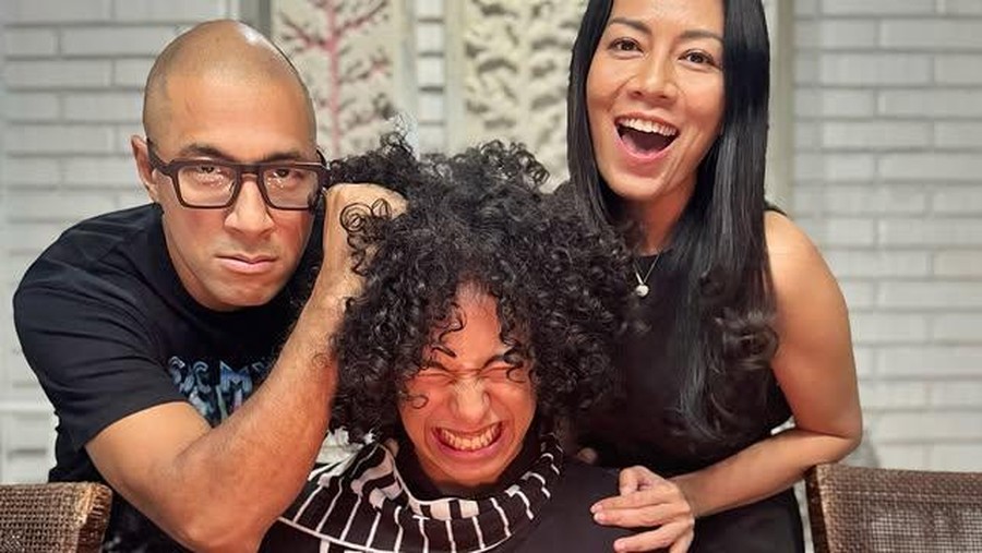 Rayakan Ultah Sang Putra, Dewi Lestari dan Mantan Suami Tampil Bersama