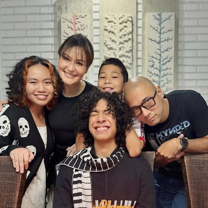 <p>Dalam unggahannya, Dewi terlihat membagikan potret hangat perayaan ulang tahun Keenan yang berlangsung sederhana. "Acara kumpul keluarga santai untuk merayakan pria rumah ini yang berusia 21 tahun. Makanan enak, tawa lepas, kebersamaan yang hangat. Itu saja. Bahkan kue ulang tahunnya pun ikut santai," tulisnya, Rabu (06/08/2025). (Foto: Instagram @deelestari)</p>