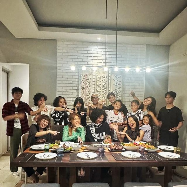 <p>Keenan pun terlihat super <em>happy</em> dikelilingi keluarga di hari spesialnya, Bunda. Dengan senyumnya yang lebar, ia tampak senang karena banyak yang hadir untuk merayakan momen pentingnya. (Foto: Instagram @deelestari)</p>