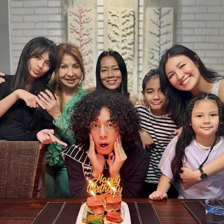 <p>Bunda, banyak pula netizen yang turut ikut memberikan komentar positif di unggahan Dewi Lestari. "Senangnya semua kumpul. Selamat ulang tahun ya Keenan. Panjang umur, bahagia, banyak rezekinya, semua cita-cita baiknya tercapai, selalu dalam perlindungan, penjagaan, keberkahan Tuhan. Aamiin," tulis akun Instagram <em>@vic****</em>. (Foto: Instagram @deelestari)</p>