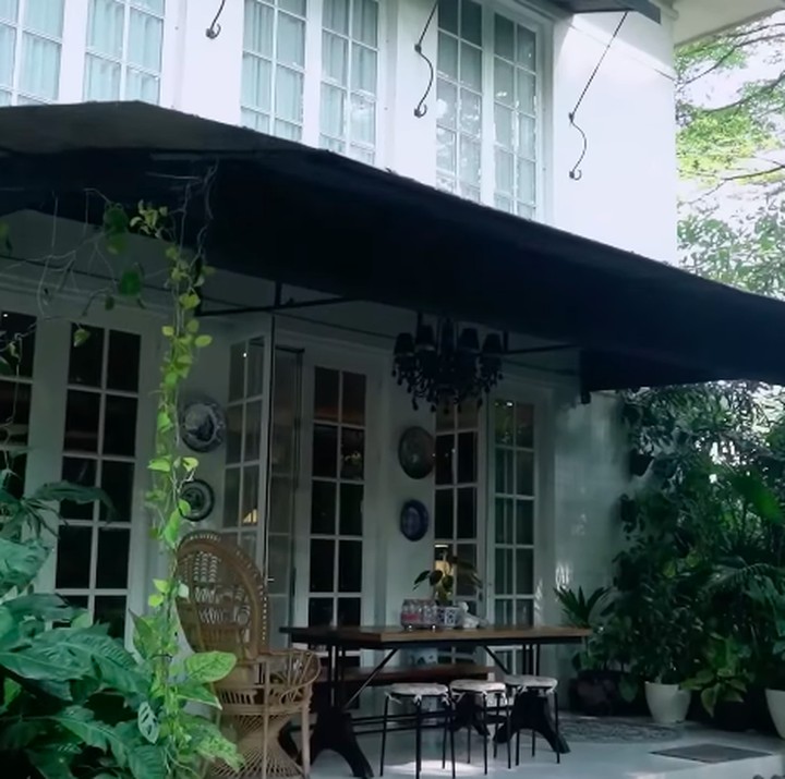 <p>Penyanyi Yuni Shara tinggal di hunian mewah di kawasan Jakarta Selatan. Rumah milik kakak Krisdayanti ini banyak dikelilingi pepohonan hijau nan teduh, Bunda. (Foto: YouTube Melaney Ricardo)</p>