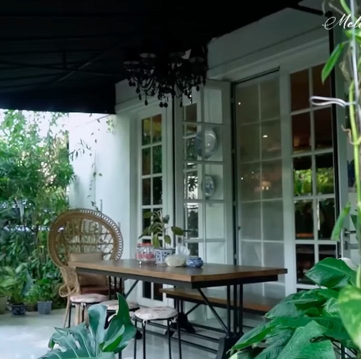 <p>Rumah milik Yuni Shara ini terbilang klasik karena banyak menggunakan desain <em>aesthetic</em> dan <em>vintage</em> ala Amerika. Namun di dalam rumah, Yuni banyak menggunakan hiasan barang bergaya Eropa. "Sebenarnya (rumah) ini model American, tapi barang-barang di dalamnya Eropa," katanya. (Foto: YouTube Melaney Ricardo)</p>