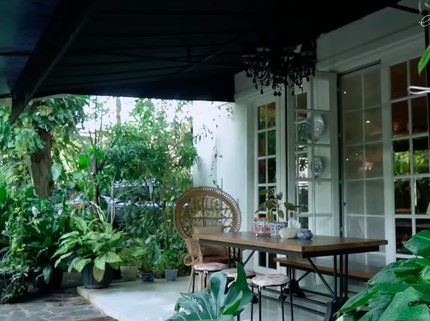 7 Potret Rumah Yuni Shara Mewah nan Teduh, Tangga Aesthetic Curi Perhatian