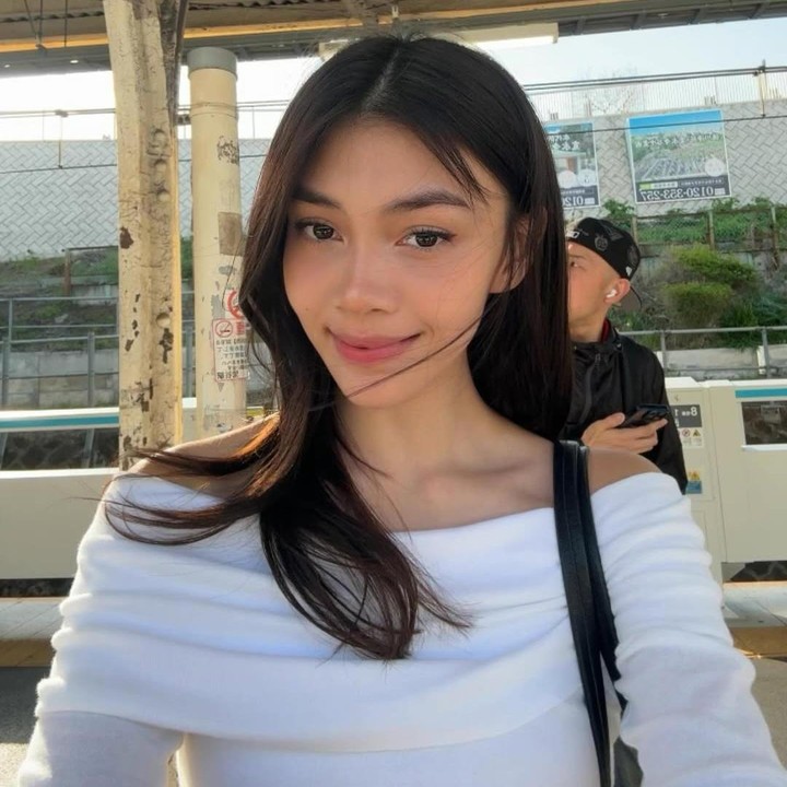 <p>Sasikirana Zahrani Asmara adalah putri pasangan artis Dian Nitami dan Anjasmara yang saat ini sedang disibukkan dengan pendidikan di Universitas Pelita Harapan (UPH). Ia diketahui mengambil jurusan kedokteran. (Foto: Instagram@sasiasmara)</p>