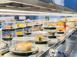 Conveyor Belt Sushi Jadi Tren, Ini Sosok Chef Pencetusnya