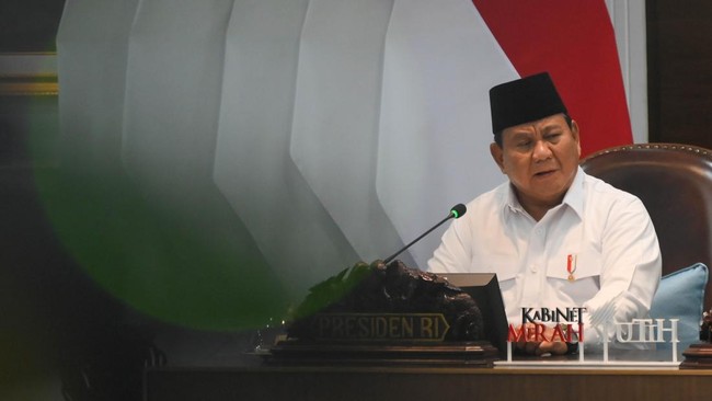 Cadangan Pangan saat Ini Terbesar Sepanjang Sejarah Presiden Prabowo mengklaim kebijakan pangan pemerintahannya berhasil, dengan cadangan pangan terbesar dalam sejarah.
