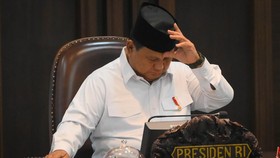 Prabowo Sempat Bantu Rapikan Baret Cak Imin Saat Upacara Gelar Pasukan