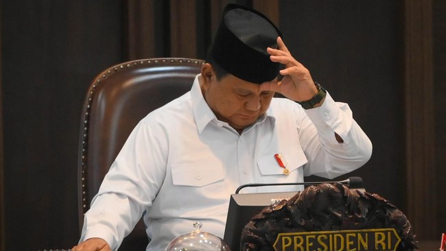 Presiden Prabowo Subianto sempat membantu merapikan baret yang dipakai Menko Pemberdayaan Masyarakat Muhaimin Iskandar (Cak Imin).