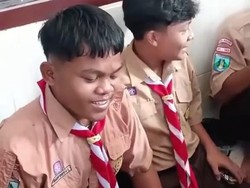 Kerennya Siswa SMK di Kediri Patungan Belikan Sepatu Teman yang Tak Mampu