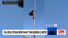 VIDEO: Tali Bendera Lepas, Petugas BPBD Panjat Tiang 15 Meter