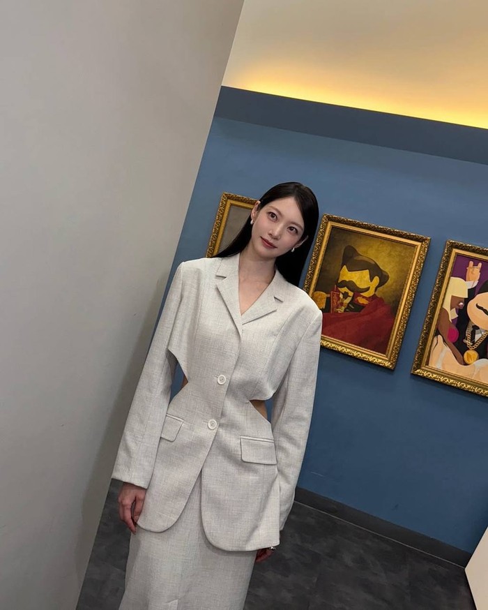 Tampil classy dan minimalis, Gong Seung Yeon menggunakan setelan blazer dengan detail cut out di bagian pinggang yang membuatnya terlihat lebih stylish/ Foto: Instagram.com/0seungyeon