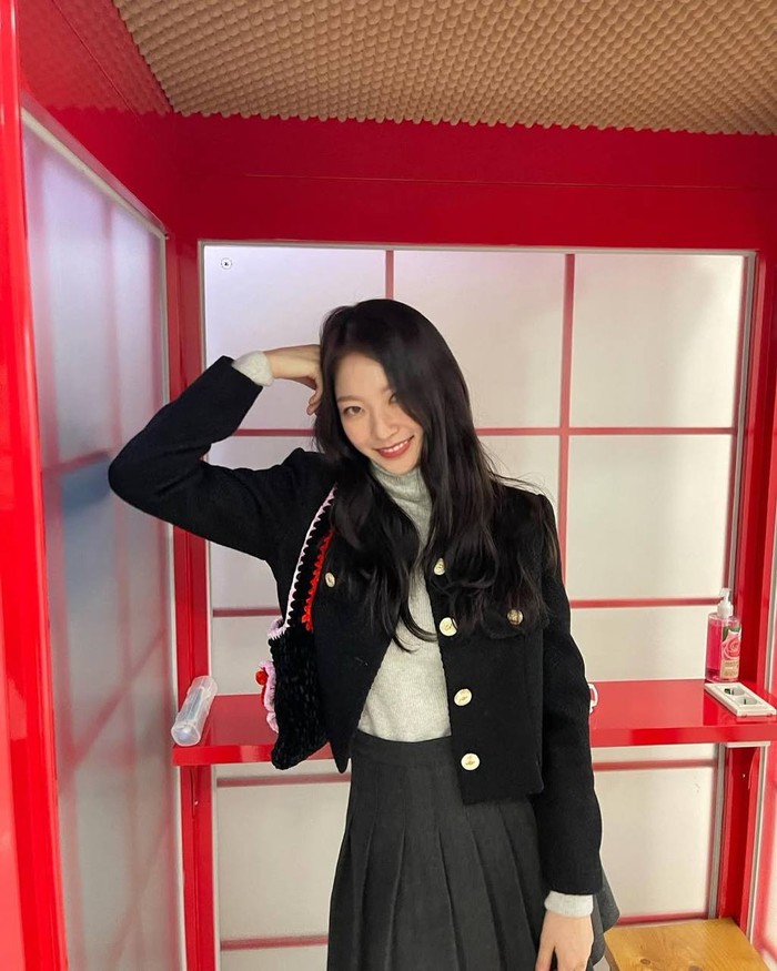 Terlihat lebih cutesy, ia menggunakan turtleneck abu-abu yang dipadukan dengan cropped blazer hitam serta menggunakan rok A line dengan warna senada/ Foto: Instagram.com/0seungyeon