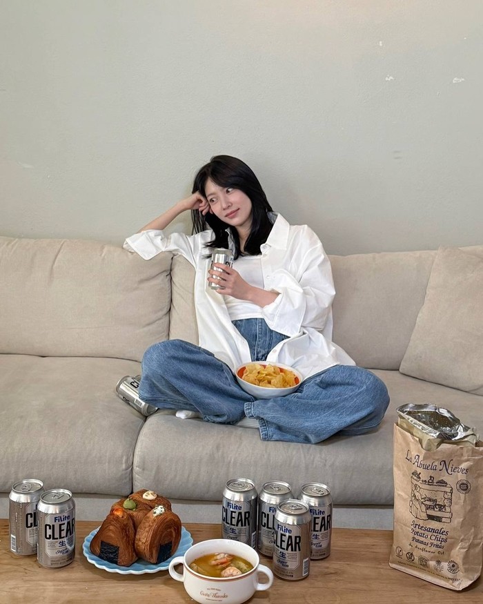 Tetap chic meski sedang santai, perempuan kelahiran 1993 ini, tampil dengan basic tanktop putih yang dibalut kemeja putih oversized dengan celana jeans/ Foto: Instagram.com/0seungyeon