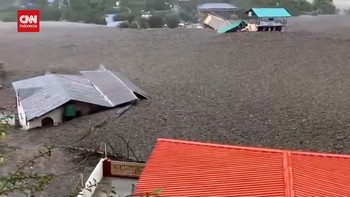 VIDEO: Detik-detik Banjir Lumpur Kubur Desa di India Utara