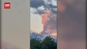 VIDEO: Potret Abu Vulkanik Pink usai Gunung Klyuchevskaya Meletus