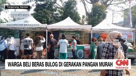 Warga Beli Beras Bulog di Gerakan Pangan Murah