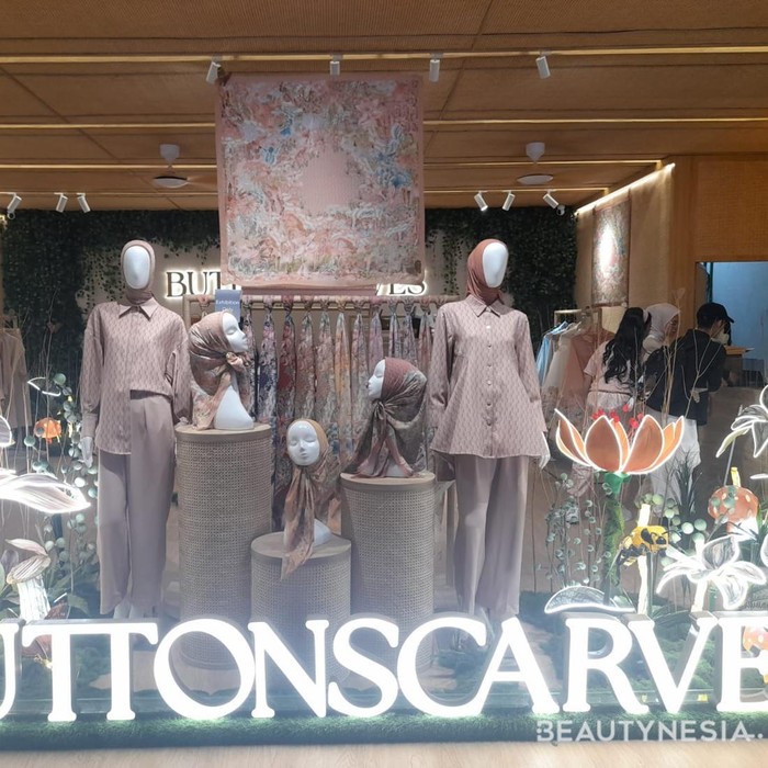 Tropical Paradise Takeover dari Buttonscarves di Urban Forest Cipete
