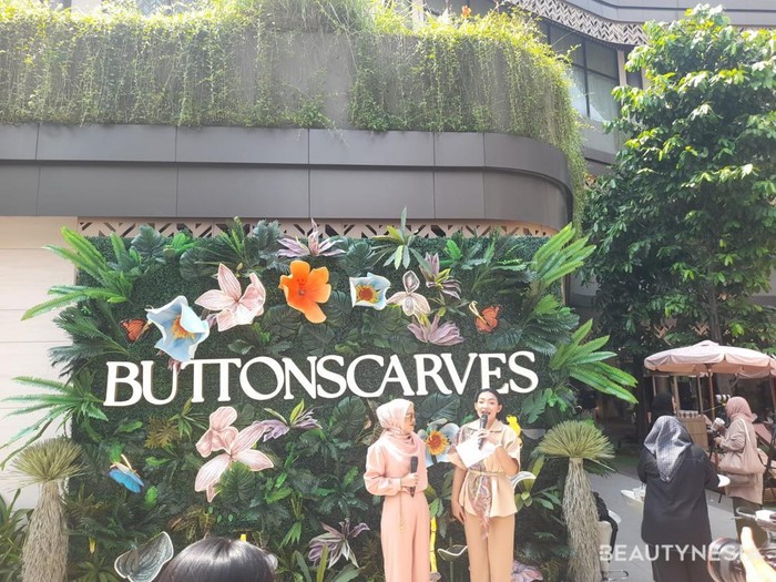 Tropical Paradise Takeover dari Buttonscarves di Urban Forest Cipete
