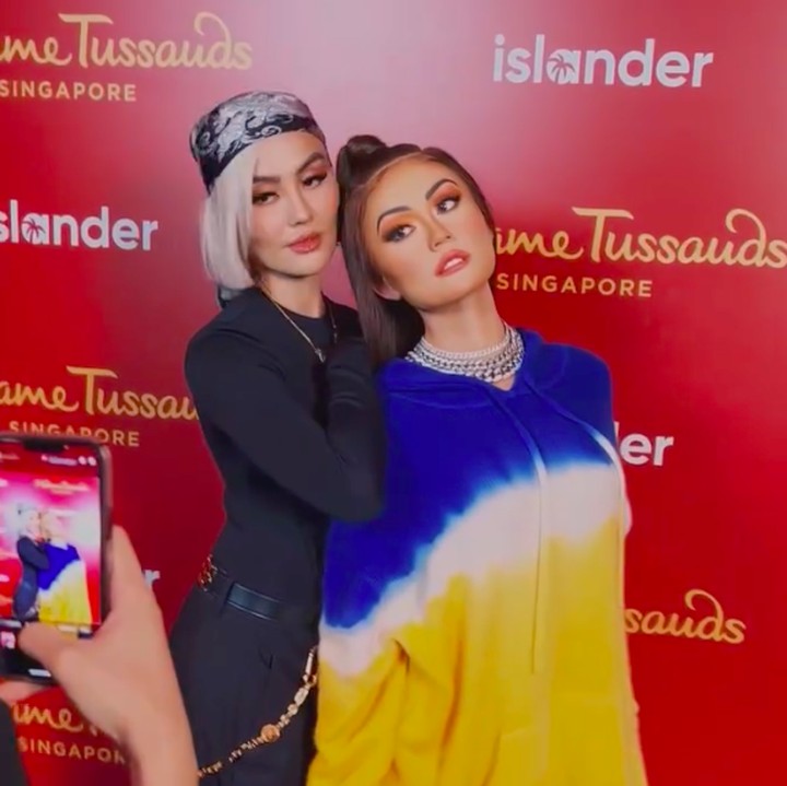 <p>Hal ini tentunya menjadi suatu kebanggaan baginya. Bagaimana tidak? Agnez adalah penyanyi Indonesia pertama yang diabadikan di museum tersebut. &ldquo;Suatu kehormatan punya patung kembar lilin di Madam Tussauds @mtssingapore!&rdquo; ungkapnya.&nbsp;(Foto: Instagram@agnezmo)</p>