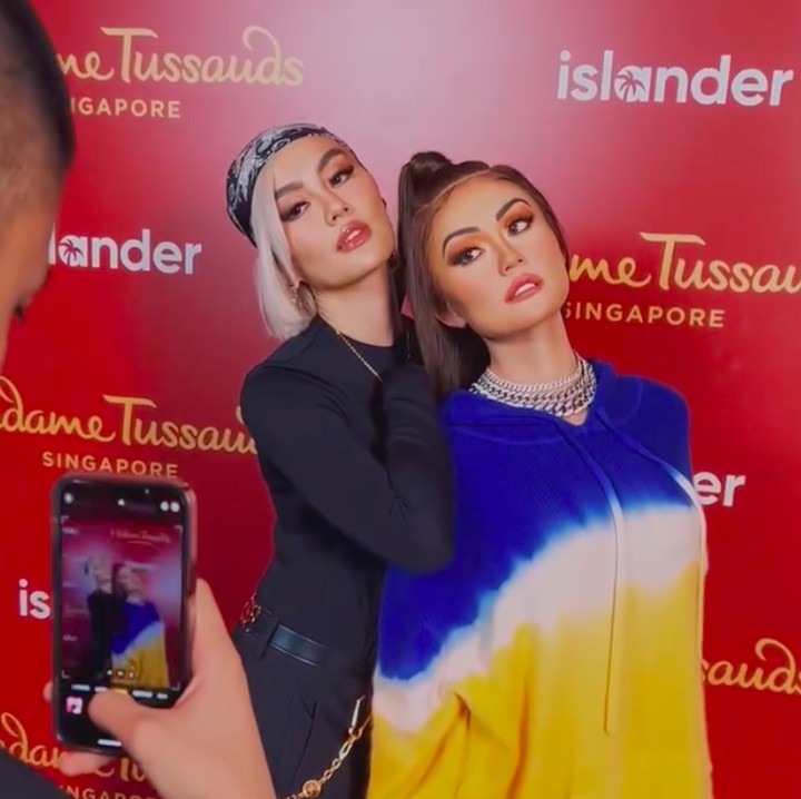 <p>Mengawali kariernya sebagai artis cilik di Tanah Air, Agnez mengaku bersyukur dengan perjalanannya ini. &ldquo;Selalu bersyukur atas cinta dan perjalanan ini. Tag aku di fotomu bersama saudara kembarku di #MadameTussauds,&rdquo; tulisnya.&nbsp;(Foto: Instagram@agnezmo)</p>