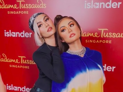 Mirip Banget, Agnez Mo Berpose Bareng Patung Dirinya di Madame Tussaud Singapura