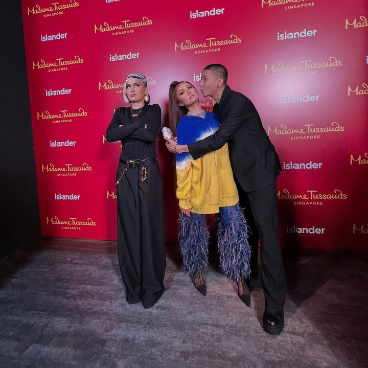 <p>Perempuan 39 tahun ini baru saja membagikan momen saat berpose bersama patung lilin dirinya di Madame Tussaud Singapura. &ldquo;Bukan aku yang punya saudara kembar yang enggak pernah menua,&rdquo; tulis Agnez, dikutip dari laman Instagram <em>@agenzmo,</em> Kamis (7/8/2025).&nbsp;(Foto: Instagram@agnezmo)</p>