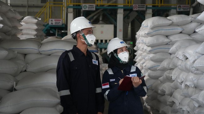 Perum Bulog Jatim & Sucofindo laksanakan fumigasi beras untuk jaga kualitas dan ketahanan pangan, Upaya ini mendukung produksi dalam negeri dan keamanan pangan.