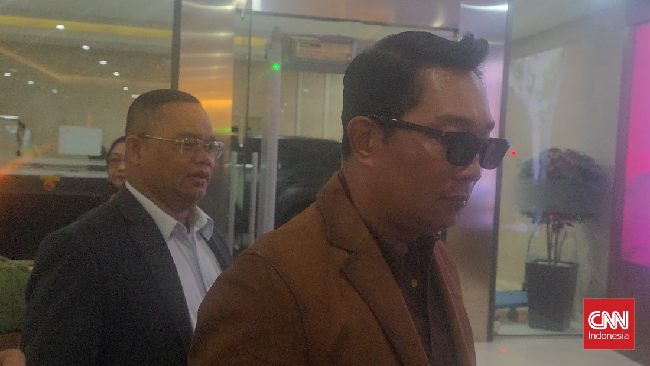Eks Gubernur Jawa Barat Ridwan Kamil (RK) tiba di Gedung Bareskrim Polri, hari ini, untuk menjalani tes DNA di kasus pencemaran nama baik oleh Lisa Mariana.