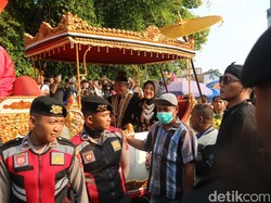 Bupati Sudewo-Plt Sekda Riyoso Disoraki Warga Huuu Saat Kirab HUT Pati