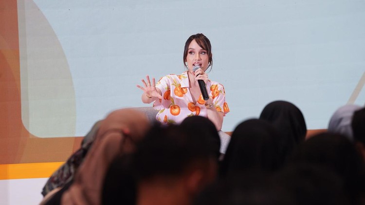 Cinta Laura dalam LPS Financial Festival 2025 Surabaya