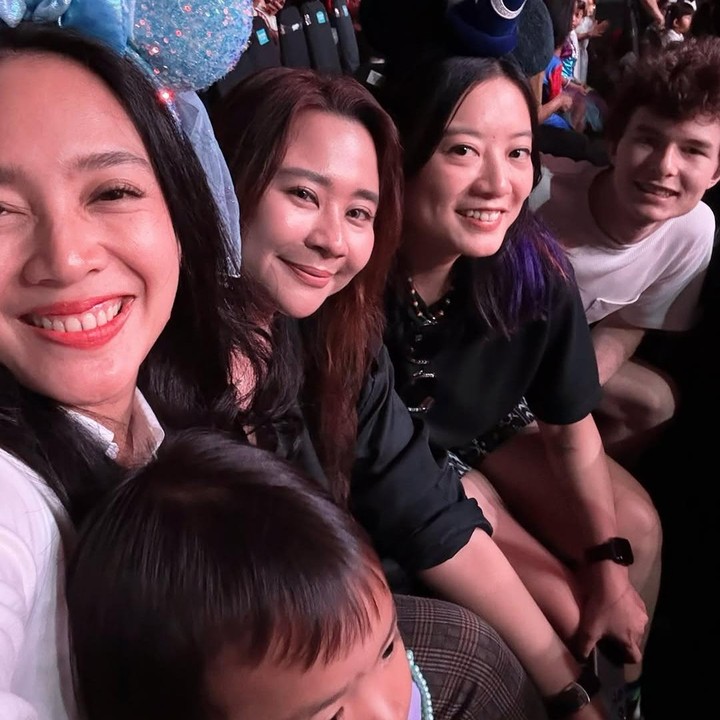 <p>Selain menyenangkan anak, ternyata Dhea juga bertemu dengan teman-teman mantan artis cilik seperti Chikita Meidy dan Leony. &ldquo;Pesta bocil dan kakak-kakak,&rdquo; tulis Dhea, dikutip dari laman Instagram<em> @dea_ananda,</em> Kamis (7/8/2025).&nbsp;(Foto: Instagram@dea_ananda)</p>