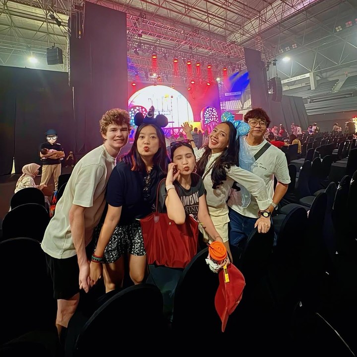 <p>Mereka pun tak lupa mengabadikan foto bersama, Bunda. &ldquo;Tentunya yang girang bukan cuma Sanne, tapi ibunya dan teman-teman ibunya. Bukan begitu kakak-kakak?&rdquo; ungkap Dhea.&nbsp;(Foto: Instagram@dea_ananda)</p>