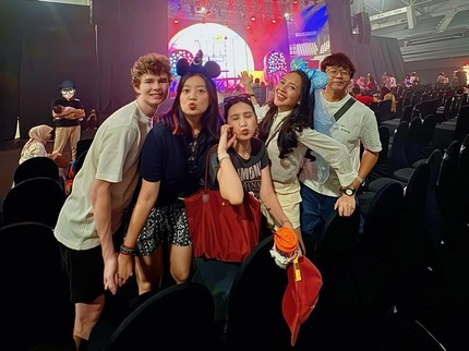5 Potret Dhea Ananda Ajak Anak Nonton Konser Sekaligus Reunian Eks Artis Cilik