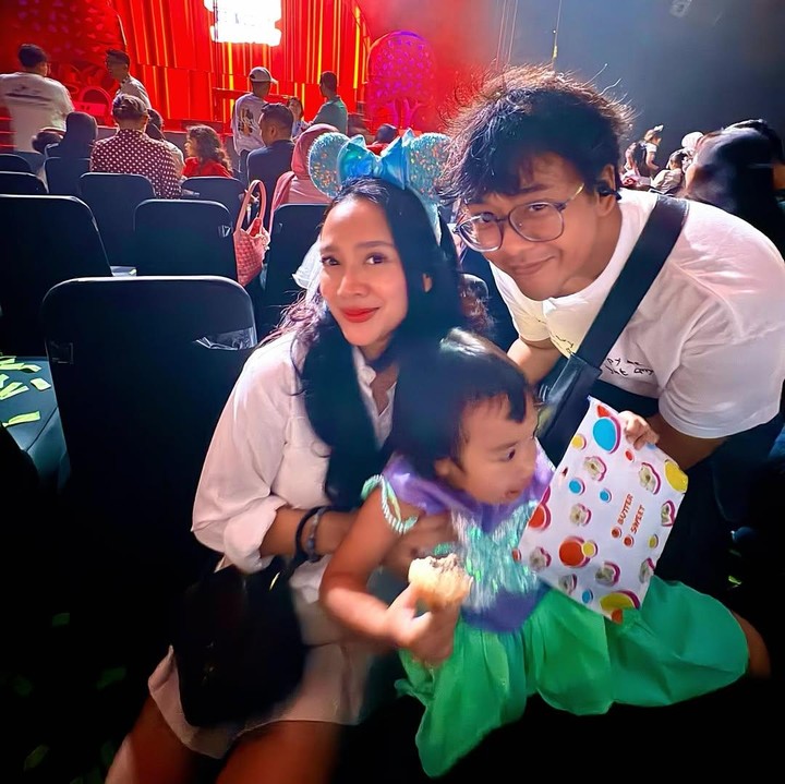 <p>Dhea Ananda bersama sang suami, Andi Ariel Harsya, belum lama ini menyenangkan Si Kecil Sanne El Azhar dengan mengajaknya nonton sebuah pertunjukkan yang menghadirkan karakter Disney favorit anak-anak. (Foto: Instagram@dea_ananda)</p>