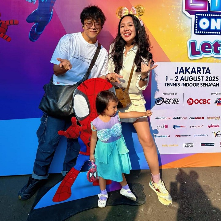 <p>Sang putri pun hadir menggunakan <em>dress</em> seperti karakter putri duyung Disney, yakni Ariel. Sedangkan Dhea melengkapi penampilannya dengan menggunakan bandana berbentuk telinga Mickey Mouse.&nbsp;&nbsp;(Foto: Instagram@dea_ananda)</p>