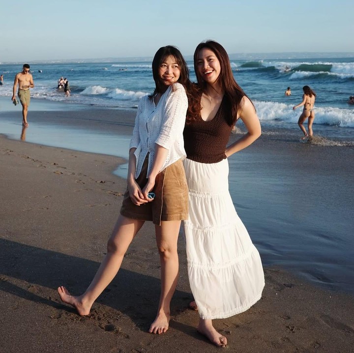 <p>Selain dengan Kinal, Ve mengabadikan foto bersama Shanju saat berada di pinggir pantai. Shanju terlihat santai mengenakan baju berwarna cokelat yang dipadukan dengan rok putih. Sedangkan Ve memakai baju putih dan celana pendek berwarna cokelat muda. (Foto: Instagram @shanju)</p>