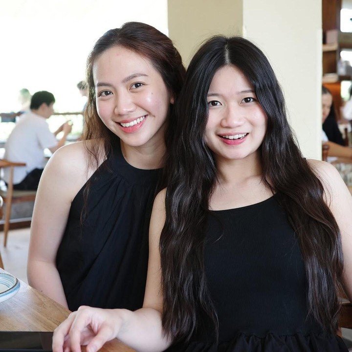 <p>Shanju tampaknya tak ingin melewatkan momen kebersamannya dengan para sahabat eks member JKT48 generasi pertama. Selain dengan Ve, ia juga mengunggah foto bersama Sonia. Keduanya terlihat cantik mengenakan baju bernuansa warna hitam saat <em>quality time</em> bersama di restoran. (Foto: Instagram @shanju)</p>