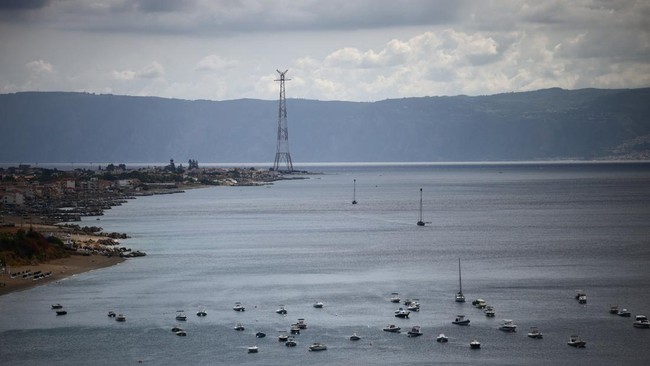 Italia setujui megaproyek pembangunan jembatan gantung terpanjang di dunia, yang akan menghubungkan Pulau Sisilia dengan daratan utama Italia.