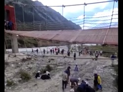 Video: Jembatan Gantung di Xinjiang China Putus, 5 Orang Tewas
