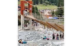 Jembatan Ambrol di Xinjiang China, 5 Orang Tewas