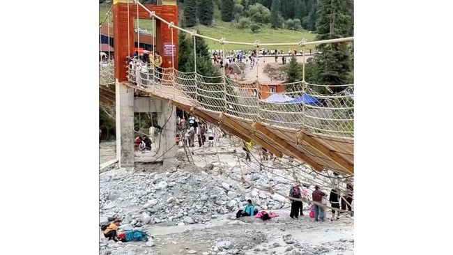 Jembatan Ambrol di Xinjiang China, 5 Orang Tewas Lima orang tewas dan sebagian lainnya mengalami luka parah usai jembatan di Xinjiang China ambruk pada Rabu (6/8) waktu setempat.