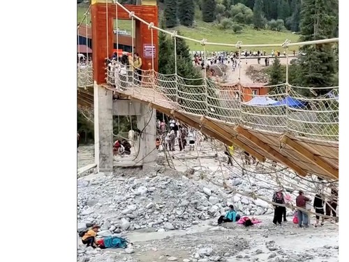 Jembatan Ambrol di Xinjiang China, 5 Orang Tewas