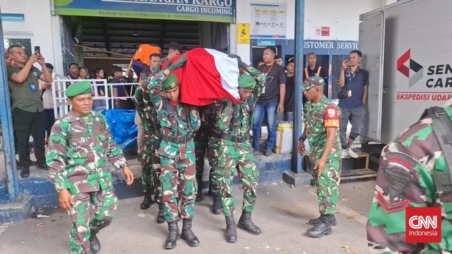 Prada Lucky Cepril Saputra Namo, anggota TNI AD, tewas diduga akibat penganiayaan di asrama. Keluarga tuntut keadilan atas kejadian ini.