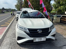 Brakk! Terios Terguling di Depan Kapanewon Sentolo Kulon Progo
