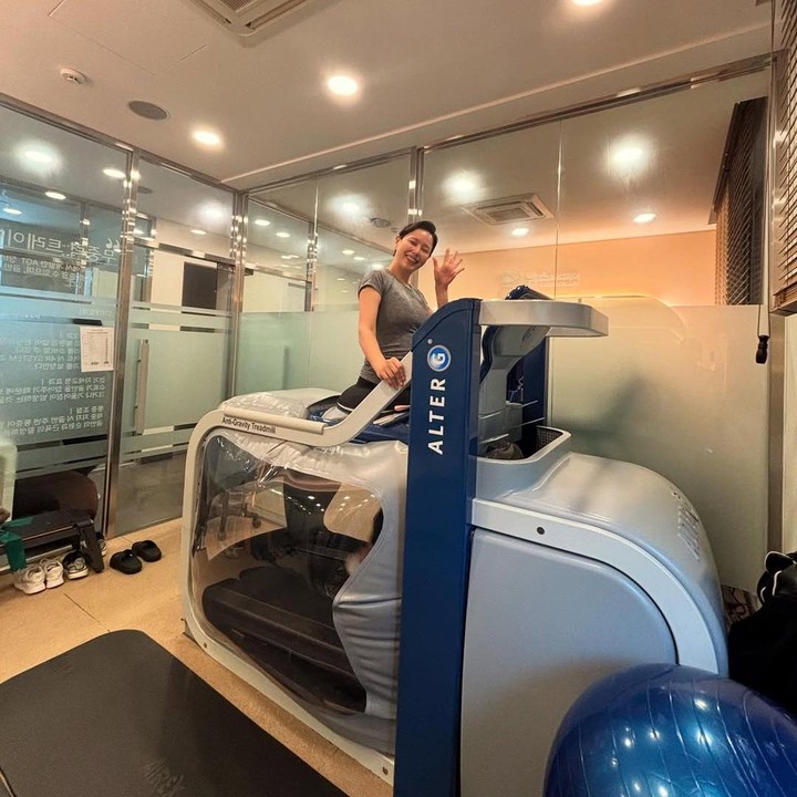 <p>Di kehamilan kedua ini, Lee Hanee sering mem-posting foto saat melakukan aktivitas fisik. Olahraga tampaknya menjadi salah satu cara Lee Hanee menjaga kebugarannya selama hamil. Salah satu pilihan olahraganya adalah lari di treadmill dengan didampingi oleh trainer. (Foto: Instagram @honey_lee32)</p>