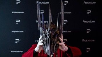 FOTO: Lightsaber hingga Sauron Helmet Akan Dilelang di LA